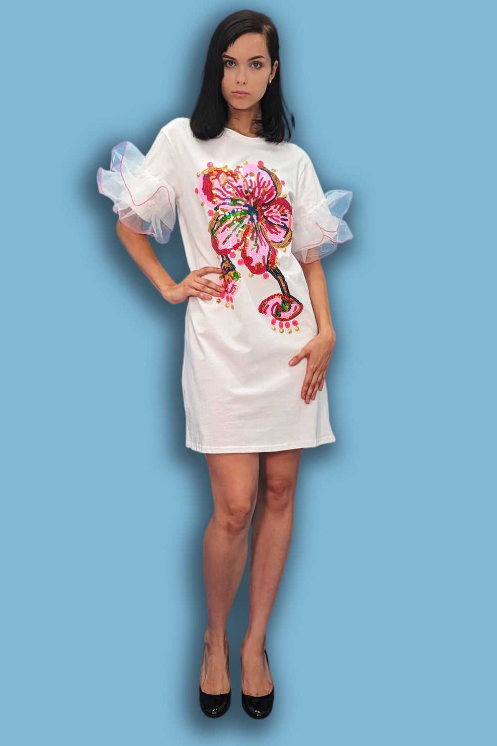 Nancy Yang Mode Inc., Robe à volants et sequins fleuris à manches courtes