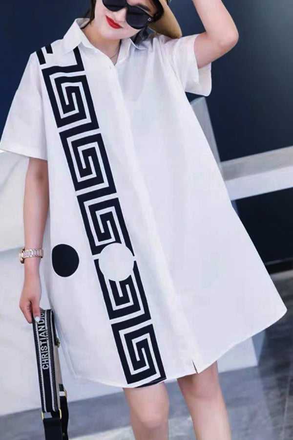 Nancy Yang Mode Inc., Robe boutonnée à motif grec à manches courtes