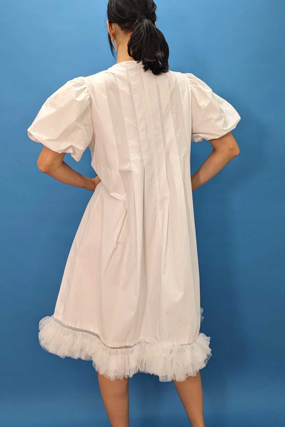 Nancy Yang Mode Inc., Robe en mélange de coton avec nœud à manches courtes bouffantes