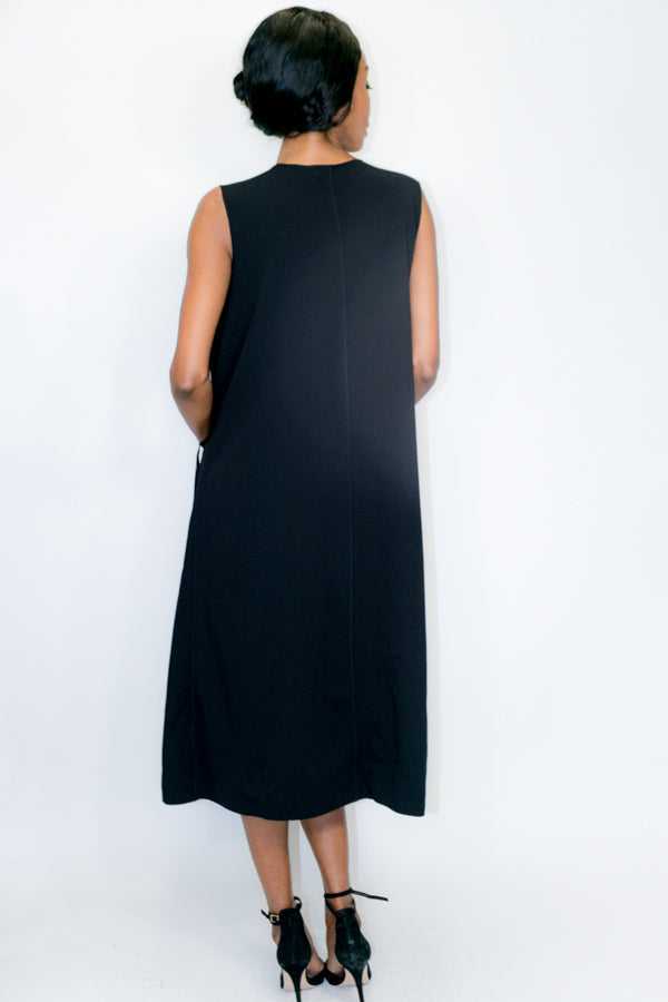 Nancy Yang Mode Inc., Robe gilet sans manches avec œillets et poches à col en V