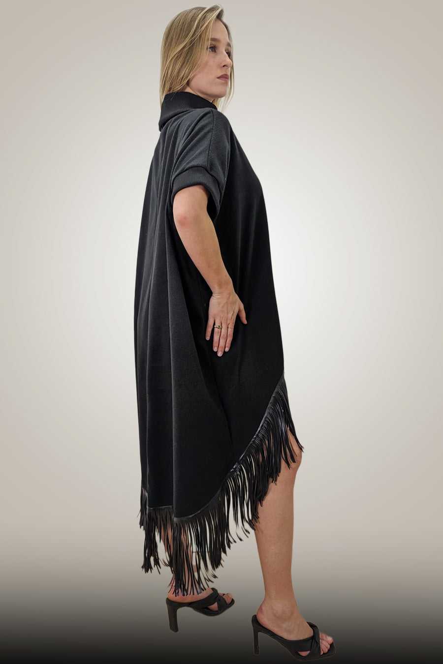 Nancy Yang Mode Inc., Robe haute basse à franges en cuir à manches courtes
