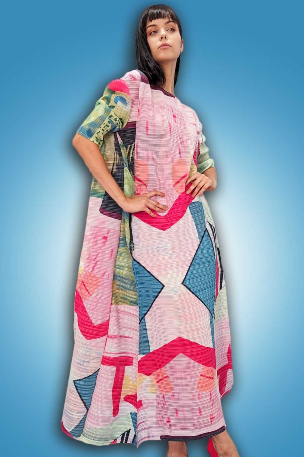 Nancy Yang Mode Inc., Robe longue plissée à imprimé abstrait et manches courtes