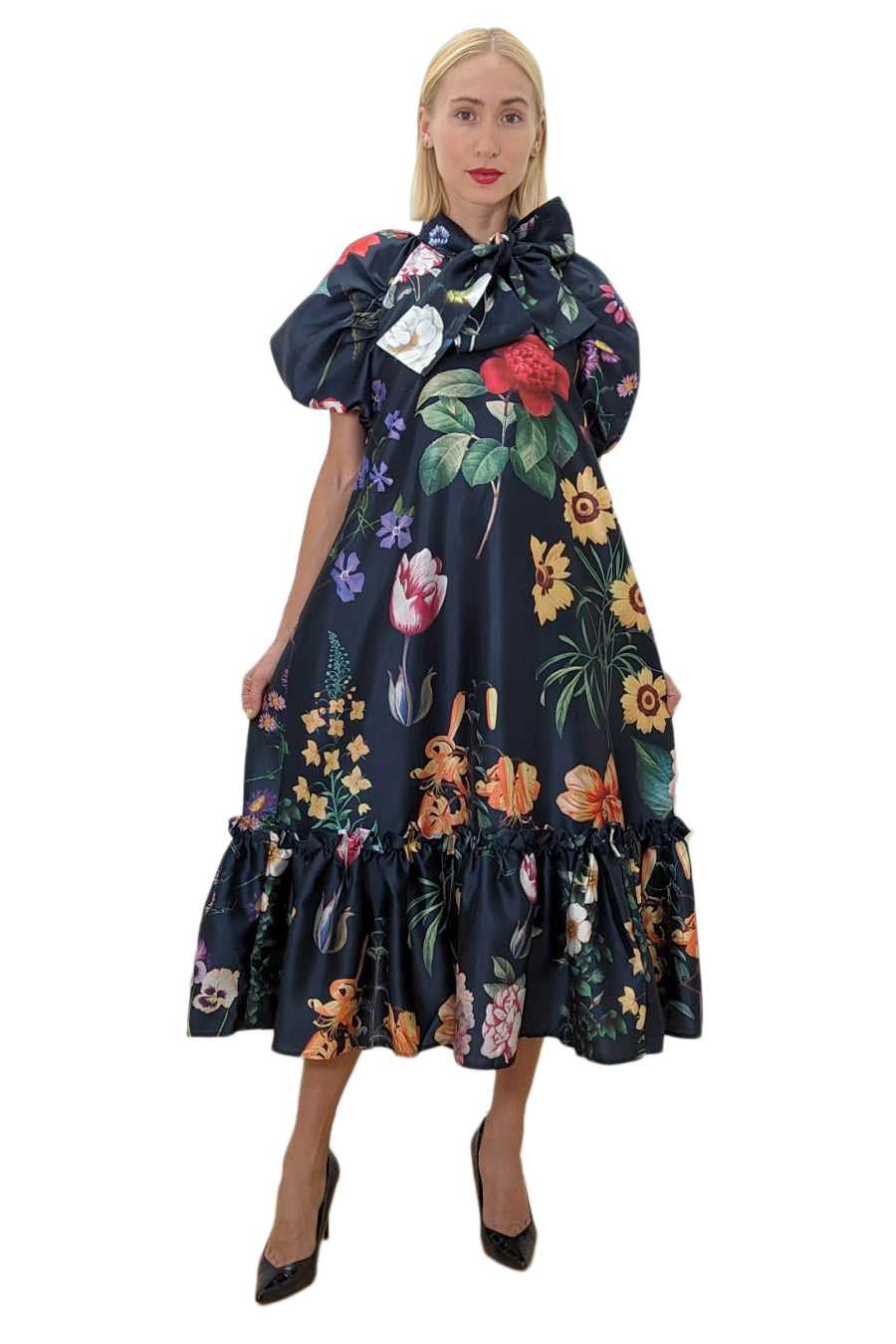 Nancy Yang Mode Inc., Robe mi-longue à imprimé floral et manches bouffantes