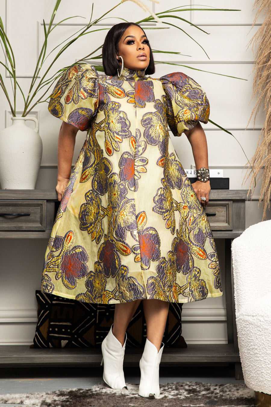 Nancy Yang Mode Inc., Robe mi-longue à manches bouffantes et imprimé floral, col haut